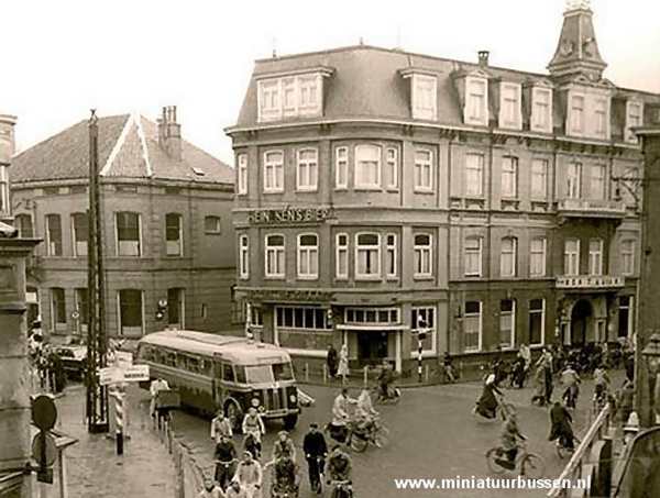 Marktstraat 13 hoek Zuiderhagen en hoek Haaksbergerstraat Hotel De Graaf met autobus 1950.jpg