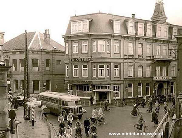 Marktstraat 13 hoek Zuiderhagen en hoek Haaksbergerstraat Hotel De Graaf met autobus 1950.jpg