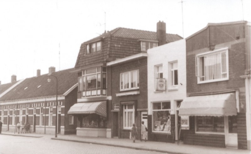 Emmastraat 264 Voorzijde woningen en winkels 1967.jpg