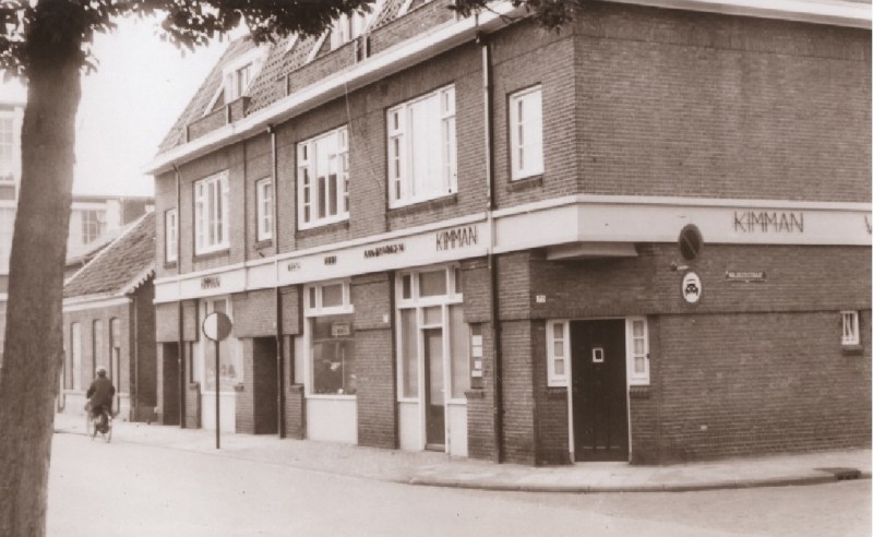Blekerstraat 70  woningen en pand van KIMMAN op de hoek met de Waldeckstraat 1967.jpg