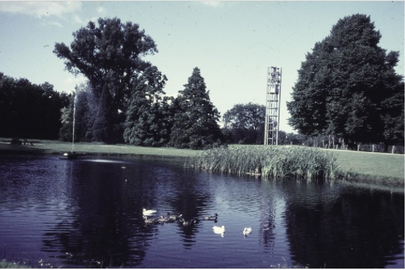 Hengelosestraat 500 Campus Drienerlo van Technische Hogeschool Twente (T.H.T.), met vijver en carillon jaren 70.jpg