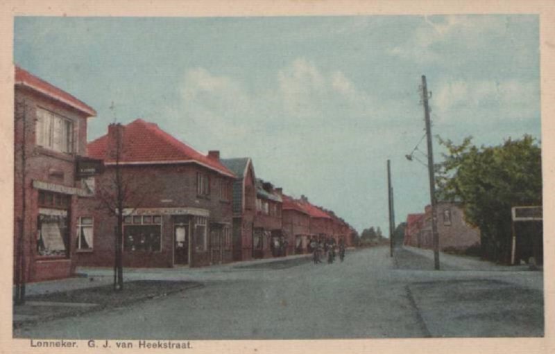 G.J. van Heekstraat 99 en  101-103 links en  rechts hoek Toekomststraat 1930.jpg