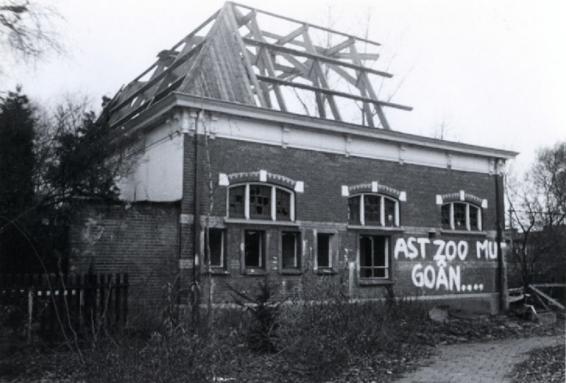 De Ruyterlaan voormalig koetshuis ter Kuile op hoek Stationsplein , afbraak 1978.jpg