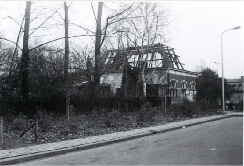 De Ruyterlaan voormalig koetshuis op hoek Stationsplein , afbraak 1978 (2).jpg