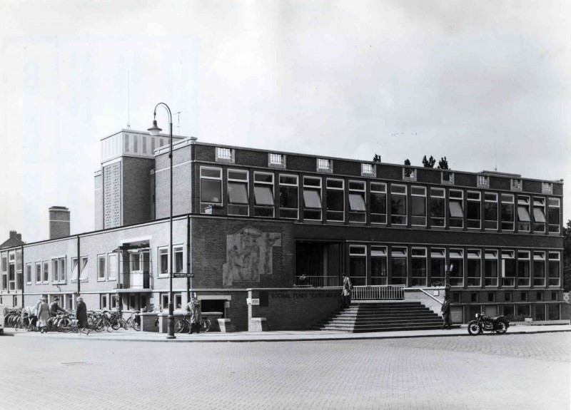 M.H. Tromplaan 47 Gebouw Sociaal Fonds Textielindustrie. Gebouwd in de jaren 1955 1957 naar ontwerp van architect W.R. van Couwelaar. 1960.jpg