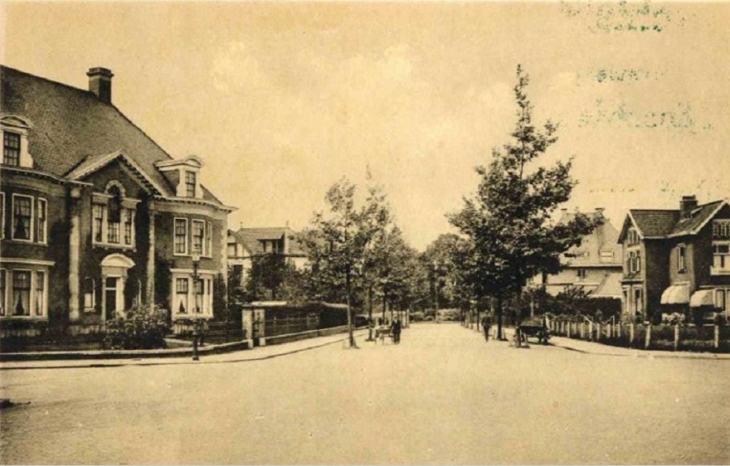 Rembrandtlaan 47 (later M.H. Tromplaan 47) Hoek Vondelstraat (later Kortenaerstraat) richting Volkspark.Links op de plaats van de villa staat nu het gebouw van het vm. Ziekenfonds.  1920.jpg