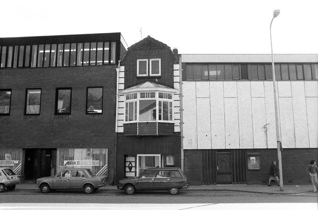 Molenstraat 6-8 en 12  Links videotheek Amsterdam en rechts Bölke 1978.jpg