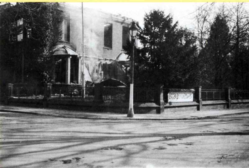 M.H. Tromplaan 43 Hoek Kortenaerstraat, Villa van Menko, waarin de Ortskommandatur gevestigd was. 22-2-1944.jpg