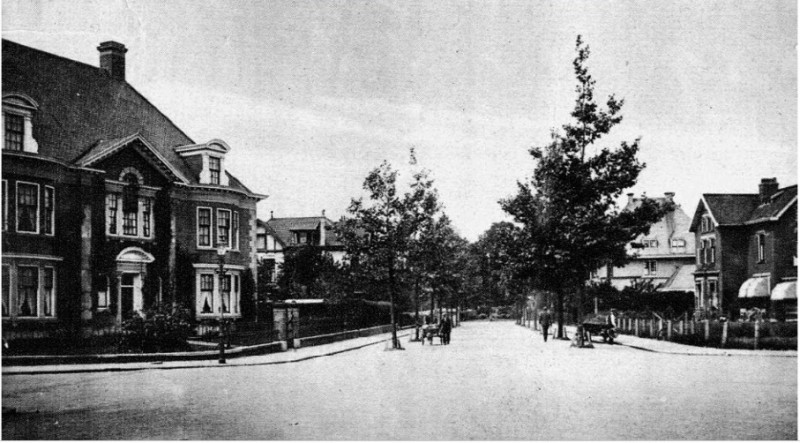 Rembrandtlaan 50 rechts. Later M.H. Tromplaan 50 hoek Kortenaerstraat. 1920. Nu is hier een parkeerterrein naast de Syrisch Orthodoxe Kerk St. Jacob van Sarugh..jpg