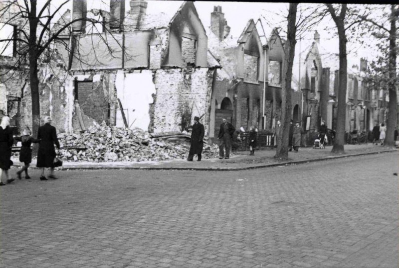 Haaksbergerstraat 226 links Amsterdamse huizen na bombardement.jpg