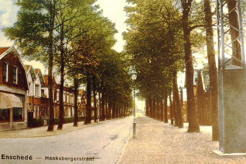 Haaksbergerstraat 208-226 links Amsterdamse huisjes. rechts nr. 75.JPG
