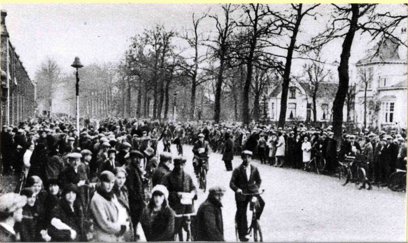 Haaksbergerstraat 242 hoek Veldkampstraat witte villa en overkant op 147 Textielstaking voor fabriek Jannink 1931.jpg