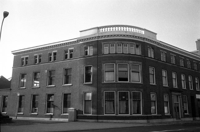 Haaksbergerstraat 65-67 hoek Koningstraat 1977 kantoor JF Scholten.jpg