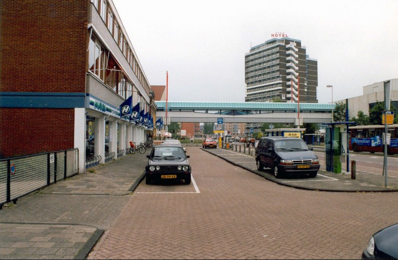 Haaksbergerstraat 55 loopbrug  ziekenhuis (M.S.T.)  links  Halfords.  achtergrond ITC  Dish Hotel.jpg