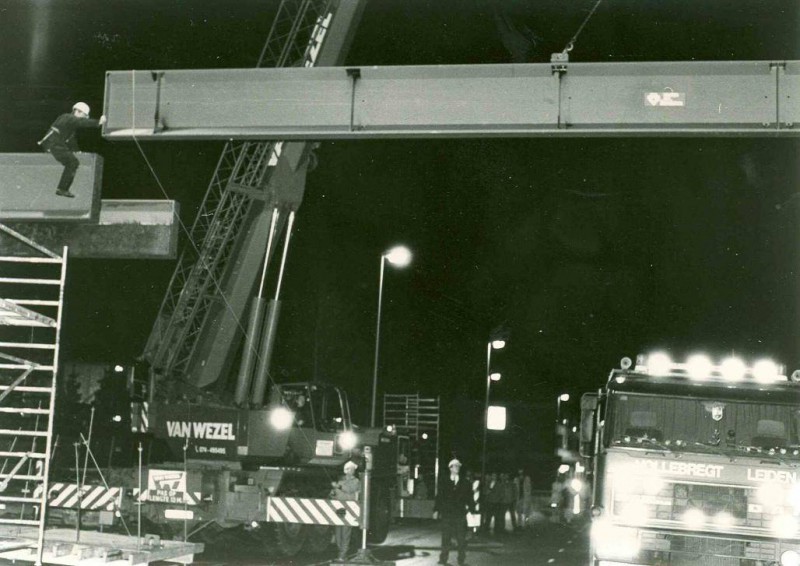 Haaksbergerstraat 55. loopbrug van ziekenhuis Ziekenzorg in aanbouw 1989.jpg