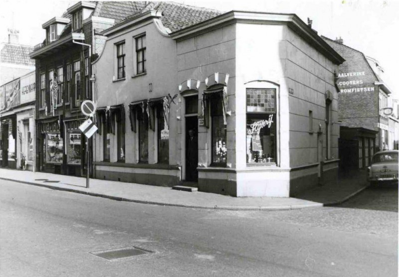 Haaksbergerstraat 57-63 slijterij Louis Derboven hoek Koningstraat slijterij De Klok.jpg