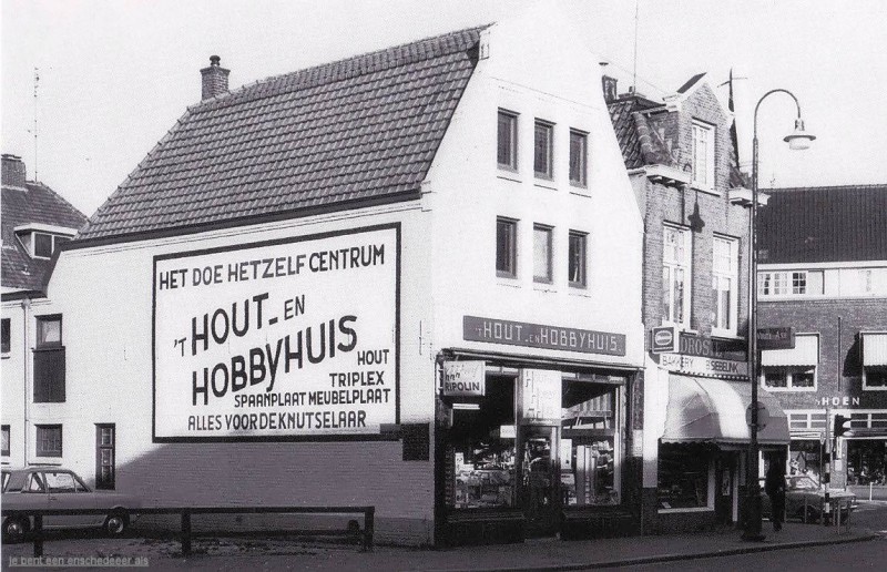 Haaksbergerstraat 74-76 hoek Ripperdastraat en Emmastraat 't Hoen, bakkerij Siebelink, Hout en Hobbyhuis.jpg