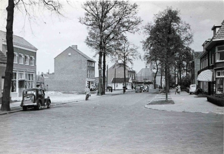 Haaksbergerstraat 185 rechts vanaf Getfertsingel richting centrum met links de bouw van winkels De Voorstad. mei 1949.jpg