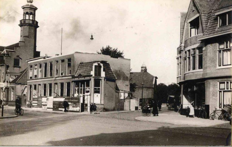 Haaksbergerstraat 37-39-41-41a naast Politiebureau Hoek Getfertstraat, deel van pand fam. Scholten links wordt afgebroken 1927.jpg