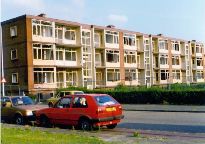 Thomas de Keyserstraat De sloop van de flats om plaats te maken voor bejaarden verzorgingshuis De Hatteler in het jaar 1991.jpg