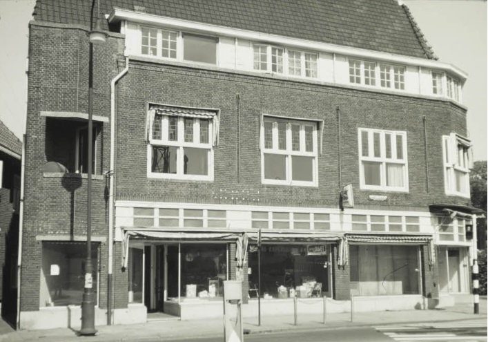 Ripperdastraat 2-2A-2B Voorzijde pand op de hoek met de Haaksbergerstraat 8-9-1971.jpg