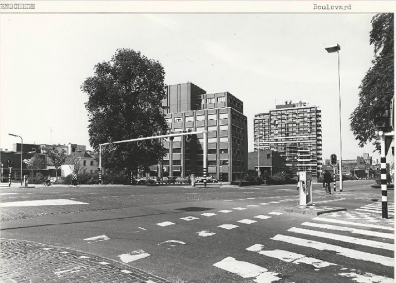 Boulevard 1945 Richting Ripperdastraat met ITC-hotel en pand makelaarskantoor Ten Kate Ten Hag 22-5-1980.jpg