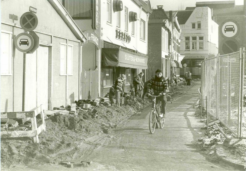 Pijpenstraat Ter hoogte van slijterij-wijnhandel Franzo, gezien richting Zuiderhagen 1981.jpg