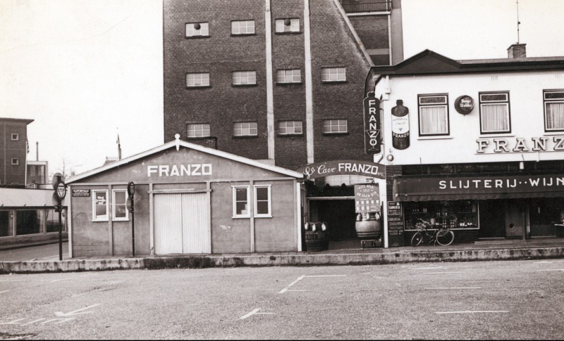 Pijpenstraat Hoek Beltstraat met slijterij Franzo en daarachter het Belthoes 1970.jpg