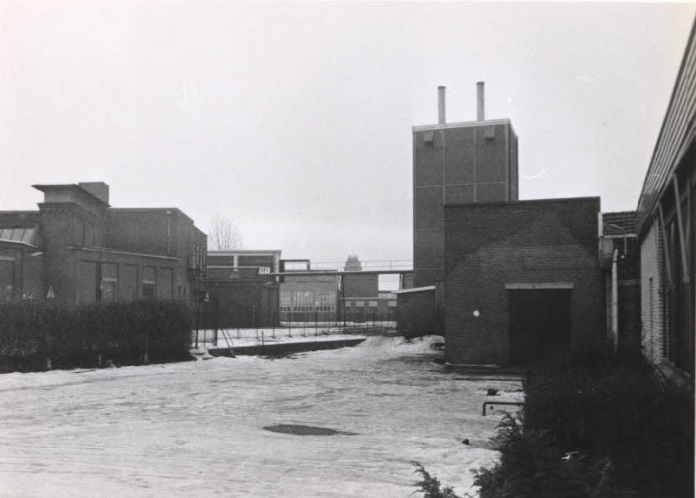 Tubantiasingel 1 Spinnerij Tubantia, rechts ket ketelhuis. 1979.jpg