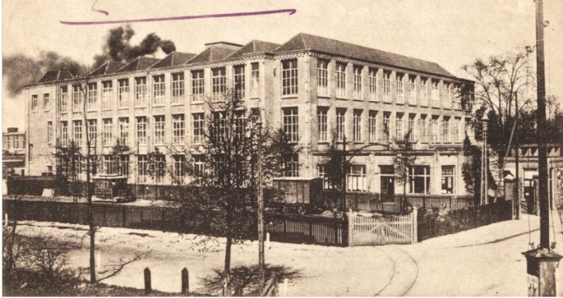 Tubantiasingel hoek Spoordijkstraat Spinnerij Tubantia met op voorgrond de tram remise. 1920.jpg