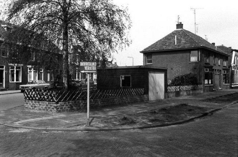 Oosterstraat 43 hoek Ribbeltsweg vroeger Losserschestraat.jpg