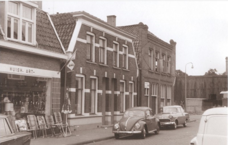 Zwedeweg 12-16 Voorzijde woningen en winkels, met o.a. A.J. Flierman winkel in ijzerwaren en huishoudelijke artikelen 1967.jpg