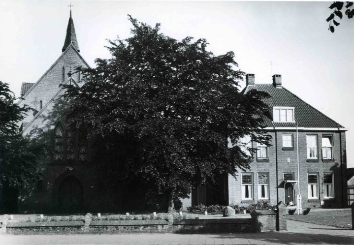 Haaksbergerstraat 253 (vroeger 297) St. Jan kerk met pastorie.jpg