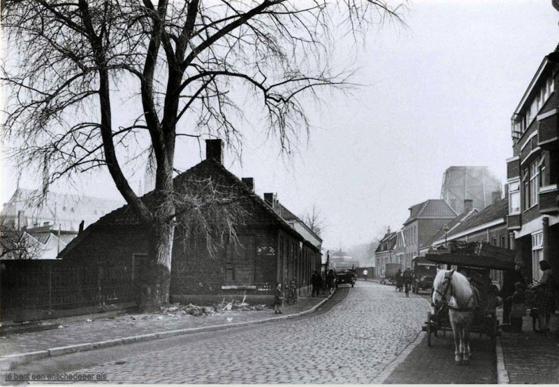Molenstraat 90 achteraan rechts koeltorens van van Heek. Links de Jozefkerk. ca 1930.jpg