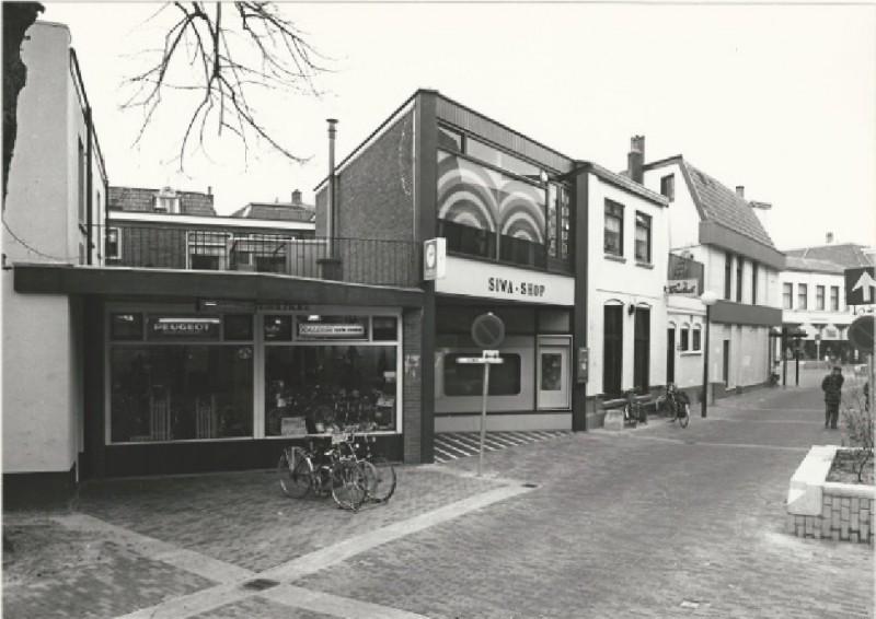 Noorderhagen 71 Achterzijde van Fietsenzaak Offrein, SIWA Shop en café De Halve Maan. 22-1-1978.jpg