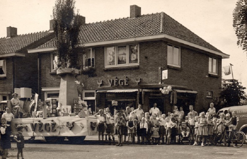 Pieter Bothstraat 45 Opening van de VéGé-kruidenierswinkel van Franke 1951.jpg