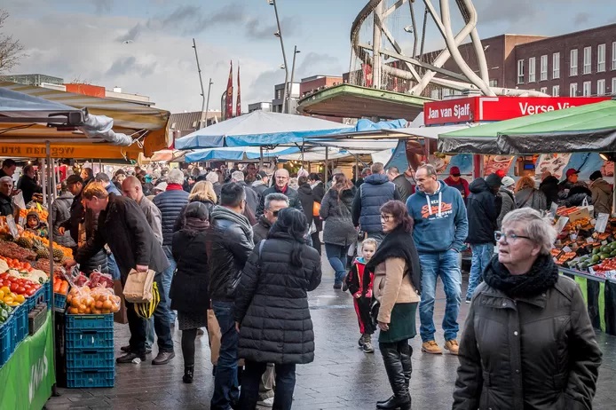 De Enschedese zaterdagmarkt wordt komende zaterdag over drie locaties verspreid om te voorkomen dat het te druk wordt op het Van Heekplein. © Reinier van Willigen.jpg