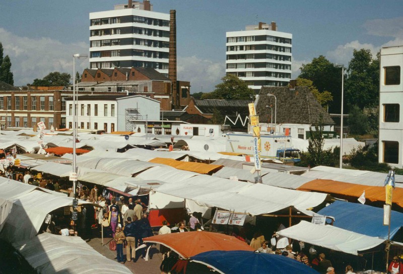 Oldenzaalsestraat 10 Tijdelijke plaats voor de markt, met op de achtergrond onder meer de textielfabriek Blenken sept, 1980.jpg