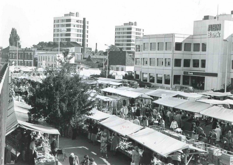 Oldenzaalsestraat 8(nieuw) Markt (tijdelijk) op de Oldenzaalsestraat, met rechts kantoor ABN Bank 1983.jpg