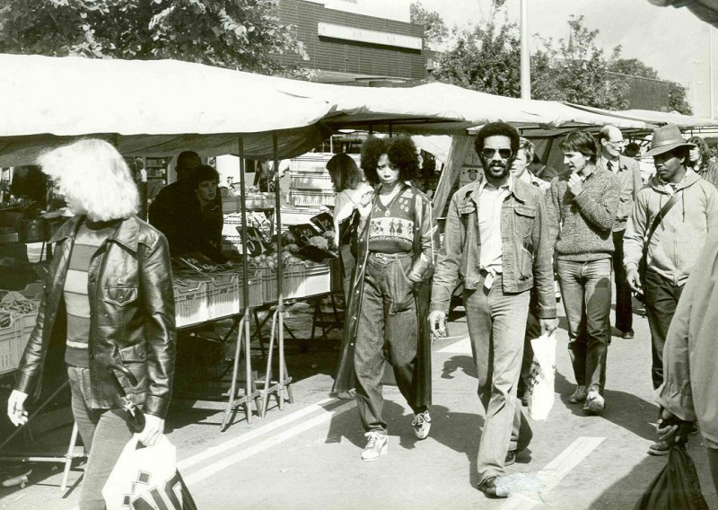 Oldenzaalsestraat 8(nieuw) Tijdens de tijdelijk hier gehouden markt sep. 1980.jpg