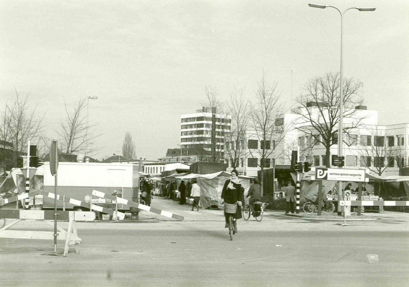 Oldenzaalsestraat 8(nieuw) Tijdelijke markt, zicht op ABN bank dec. 1980.jpg