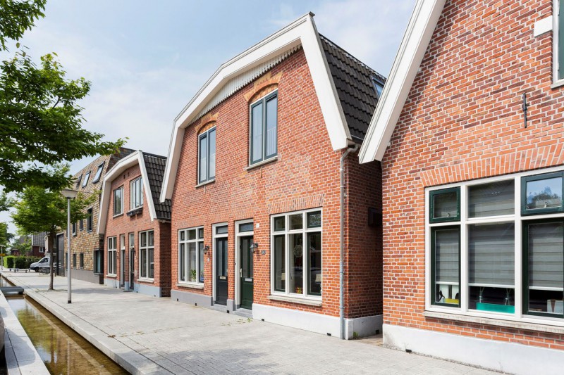 Walhofstraat 50-52 met daarvoor Roombeek.jpg