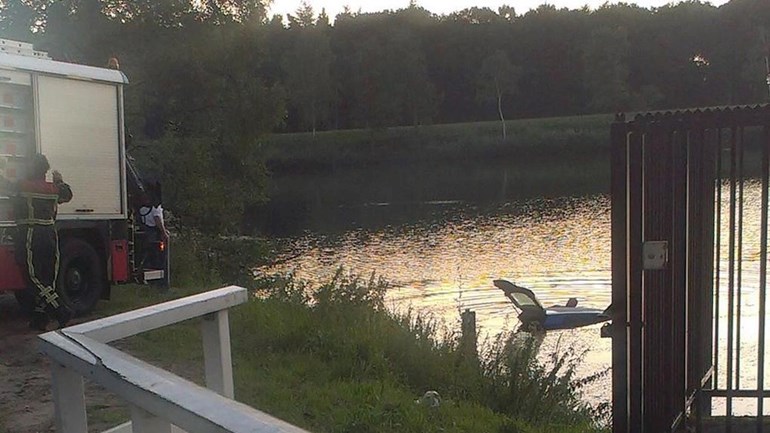 Twekkelerbeekweg auto te water in Twekkelerbeek 23-7-2014.jpg