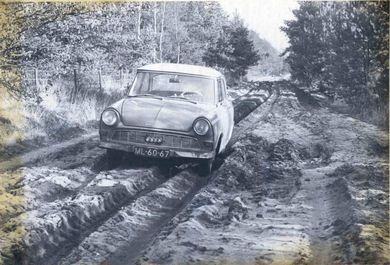 Hagmolenbeekweg  De oude audi is leeg, er zitten diepe wielsporen in de zandweg, en rondom een bosachtige omgeving 6-2-1964.jpg