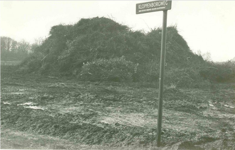 Kloppenborgweg straatnaambord Kruising Helweg, paasvuur in aanbouw 1-4-1983.jpg