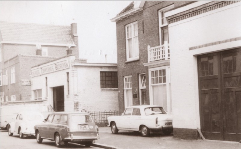 Blekerstraat 81 woningen en werkplaats winkel van Verenigde Zonwerings Bedrijven 1967.jpg