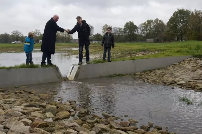 Smalenbroekbeek opening roestvrijstalen trechters  en hebben de functie als stuw. 7-11-1912.jpg