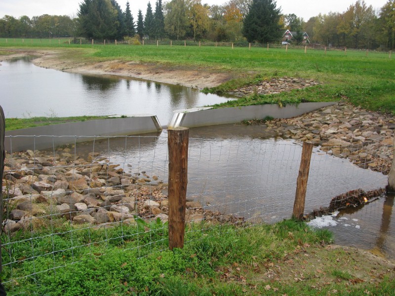 Helmerhoek Smalenbroekbeek kunstwerk Trechteren van Paul de Kort.jpg