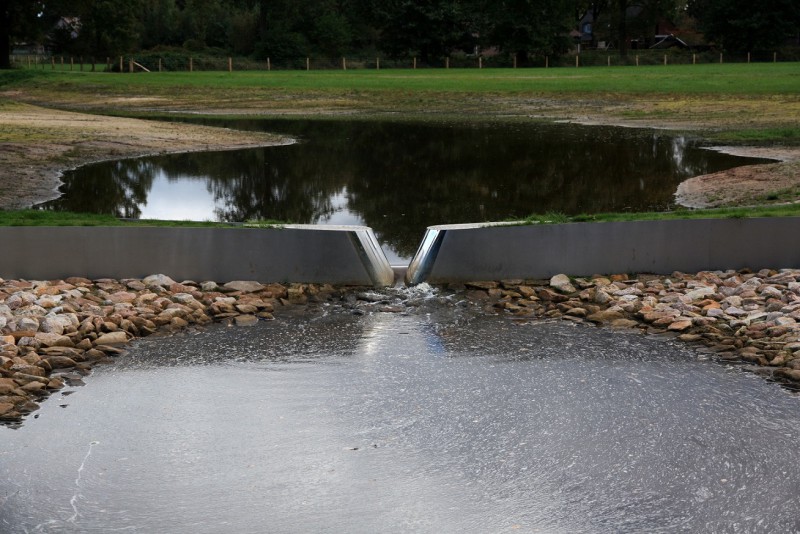 Helmerhoek Smalenbroekbeek kunstwerk Trechteren van Paul de Kort met stuw als functie.jpg