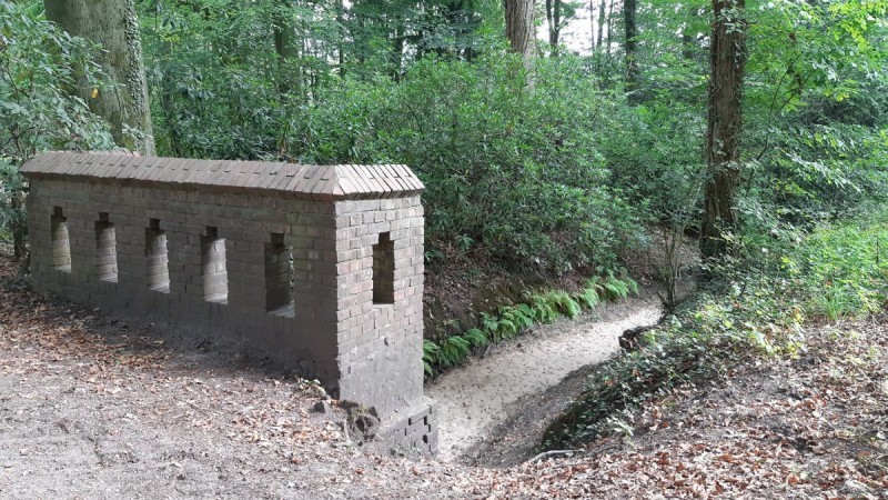 Eschbeek (drooggevallen) met brug.jpg